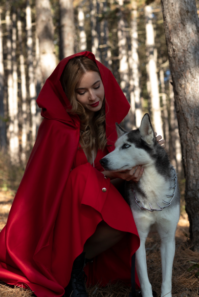 CHICA CON CAPA ROJA Y CON PERRO EN EL BOSQUE